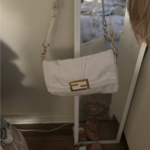 Fendi white leather oversized crossbody/shoulder bag - Picture 9 of 9